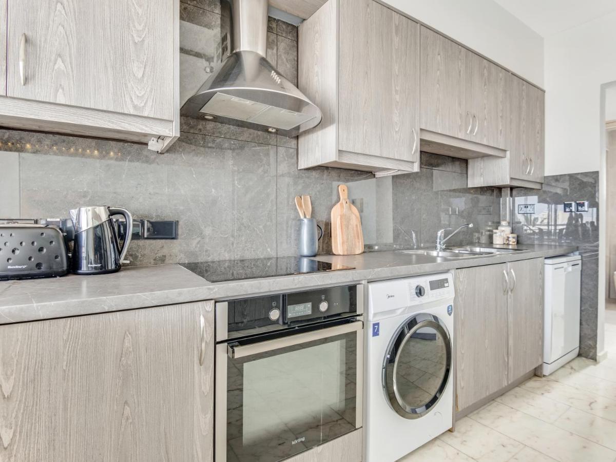 Sanders Coral Court Penthouse - Cute 3-Bedroom Apartment With Balcony Лімасол Екстер'єр фото
